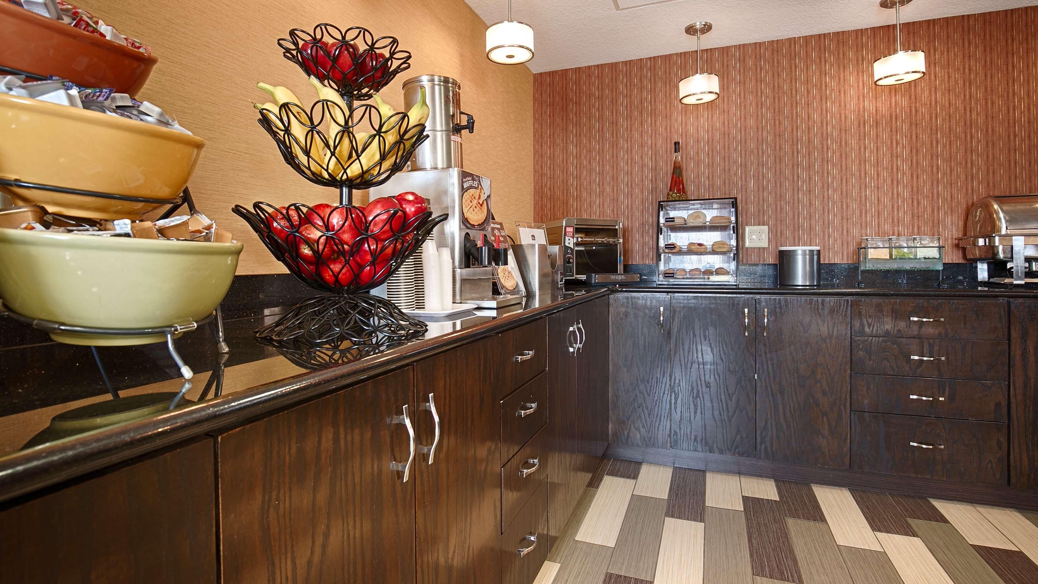 Best Western Luxbury Inn Fort Wayne Exterior photo