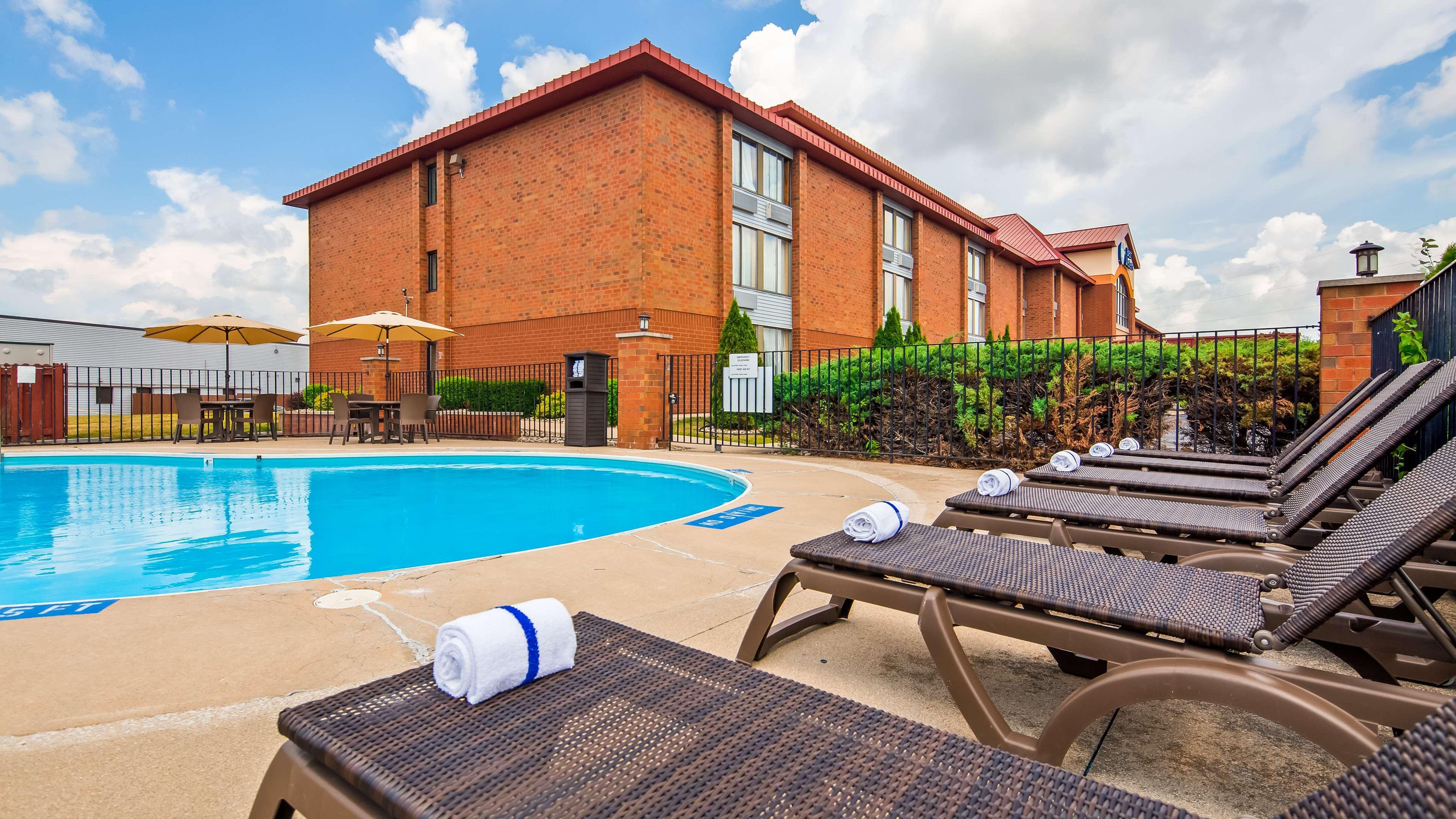 Best Western Luxbury Inn Fort Wayne Exterior photo