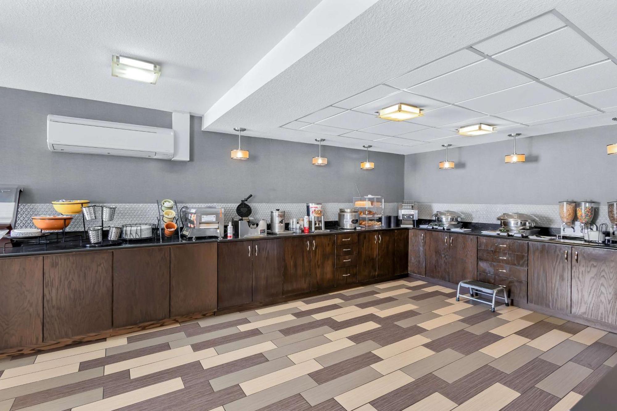 Best Western Luxbury Inn Fort Wayne Exterior photo