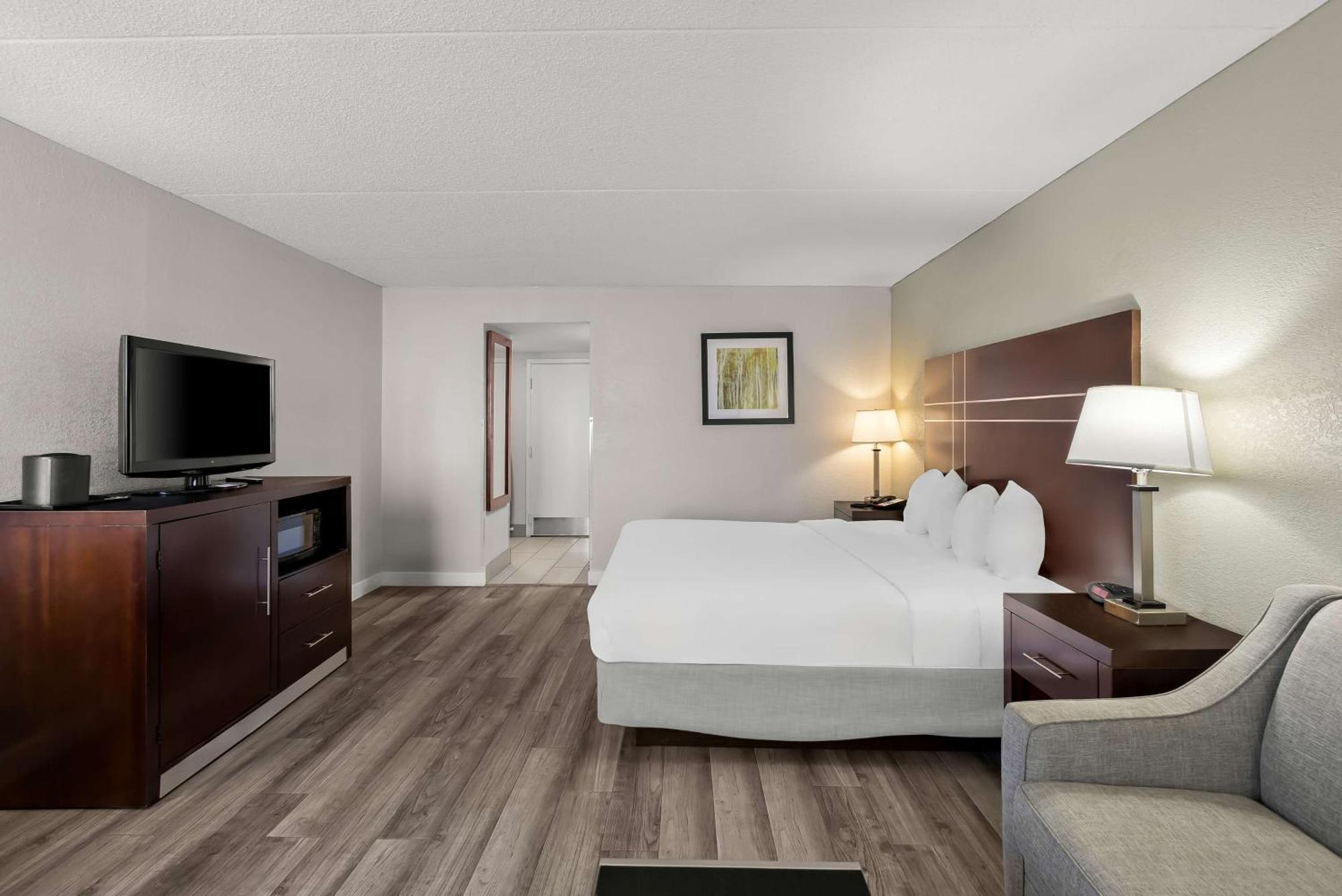Best Western Luxbury Inn Fort Wayne Exterior photo