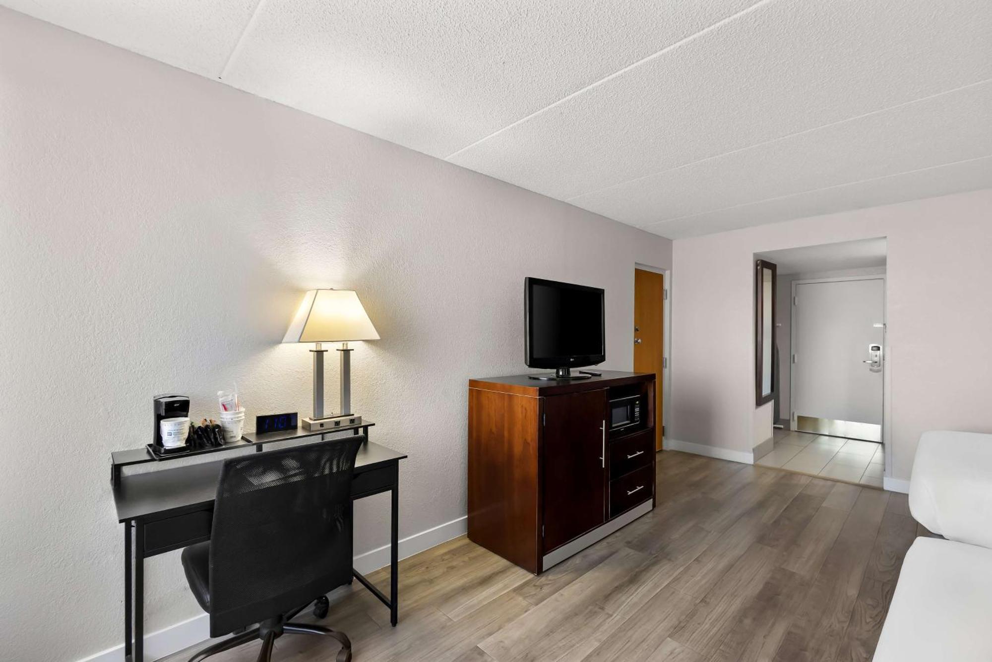 Best Western Luxbury Inn Fort Wayne Exterior photo
