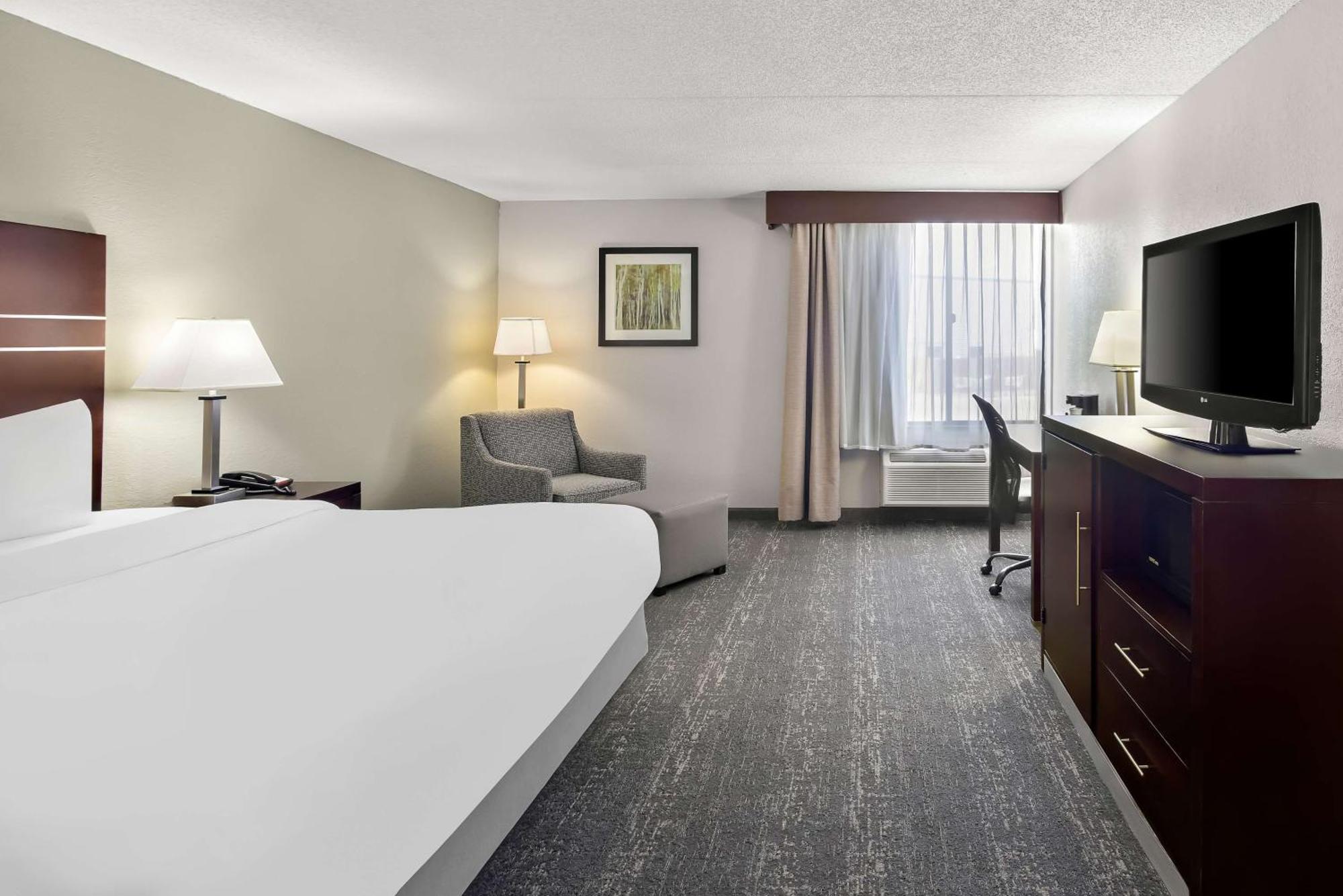 Best Western Luxbury Inn Fort Wayne Exterior photo
